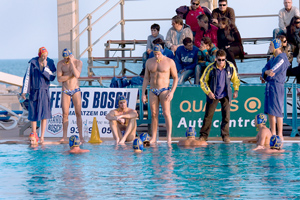 https://photos.cdn-outlet.com/images/article/userfiles/guide/image/waterpolo/waterpolo_essential-gear_02_300x350.jpg