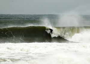 How to Stick a Late Drop in Surfing - SwimOutlet.com