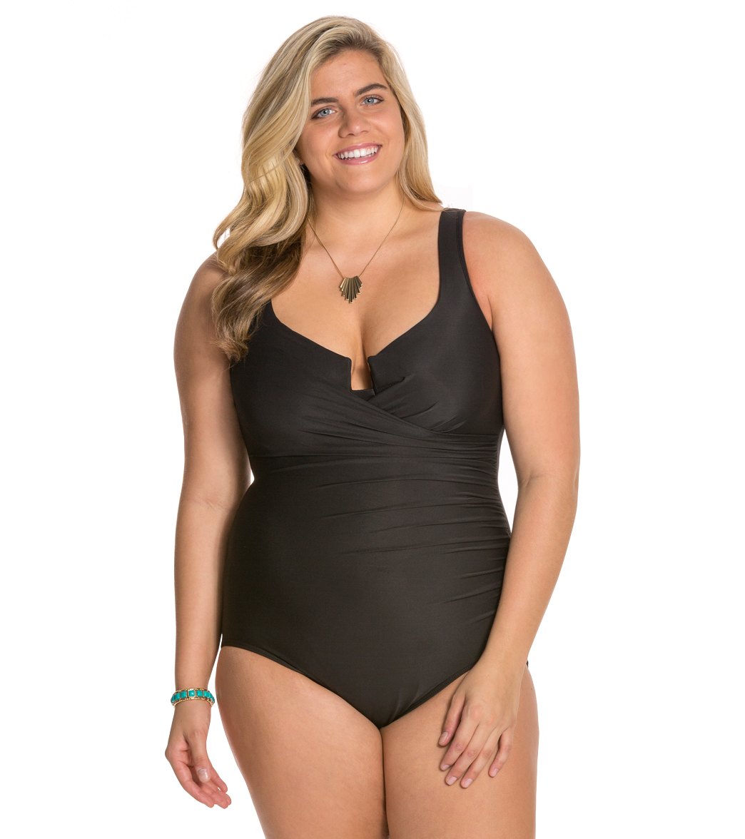 how-to-choose-flattering-plus-size-swimwear