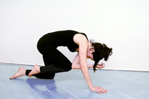 How to Do Balancing Table Knee-to-Nose in Yoga –